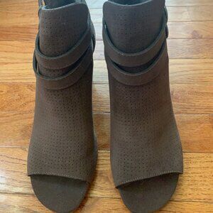 White Mountain Booties EUC